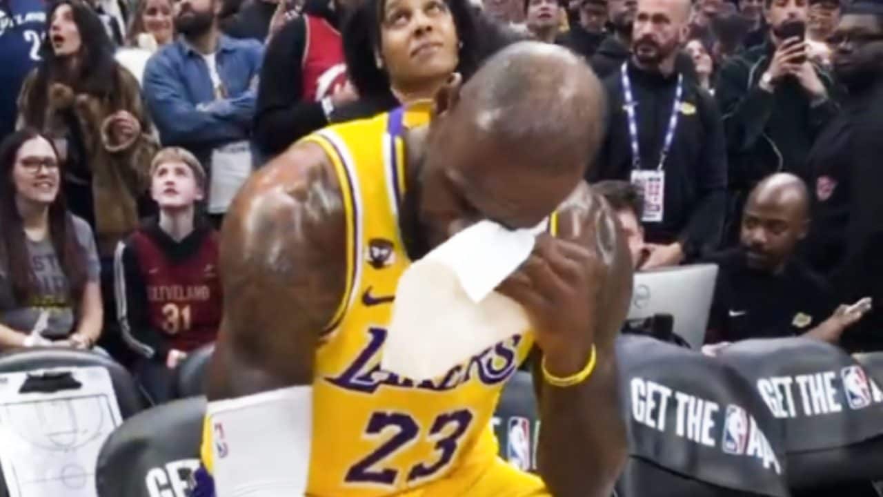 LeBron James scoppia a piangere in campo, crollo emotivo improvviso: cosa è successo in NBA