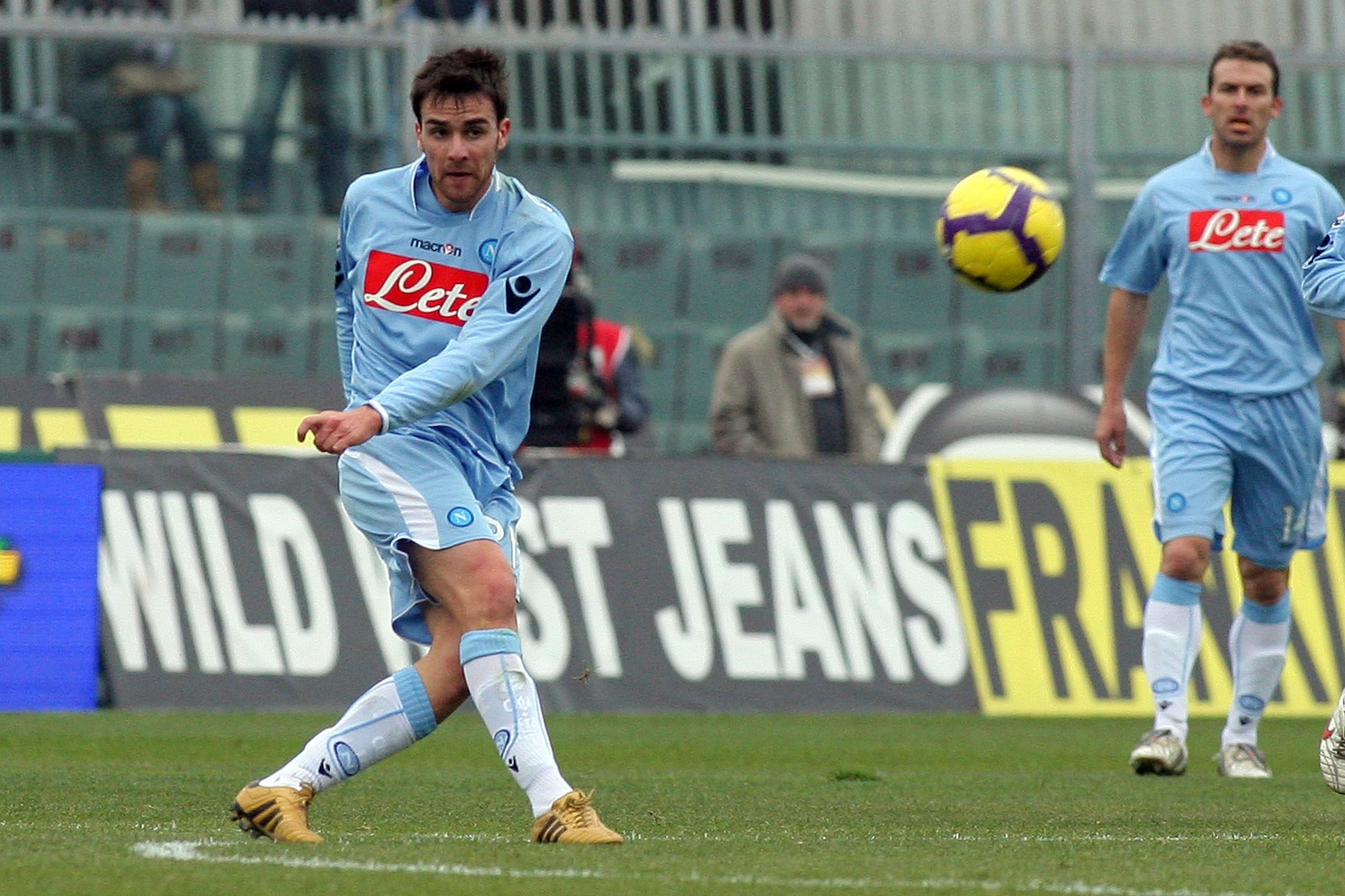 Cigarini con la maglia del Napoli.
