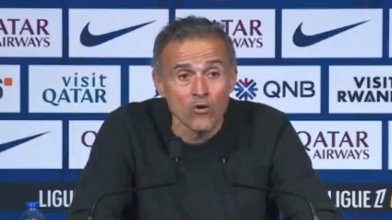Luis Enrique al giornalista: "Non sa, non risponde". Poi si alza e se ne va: "Buonanotte"