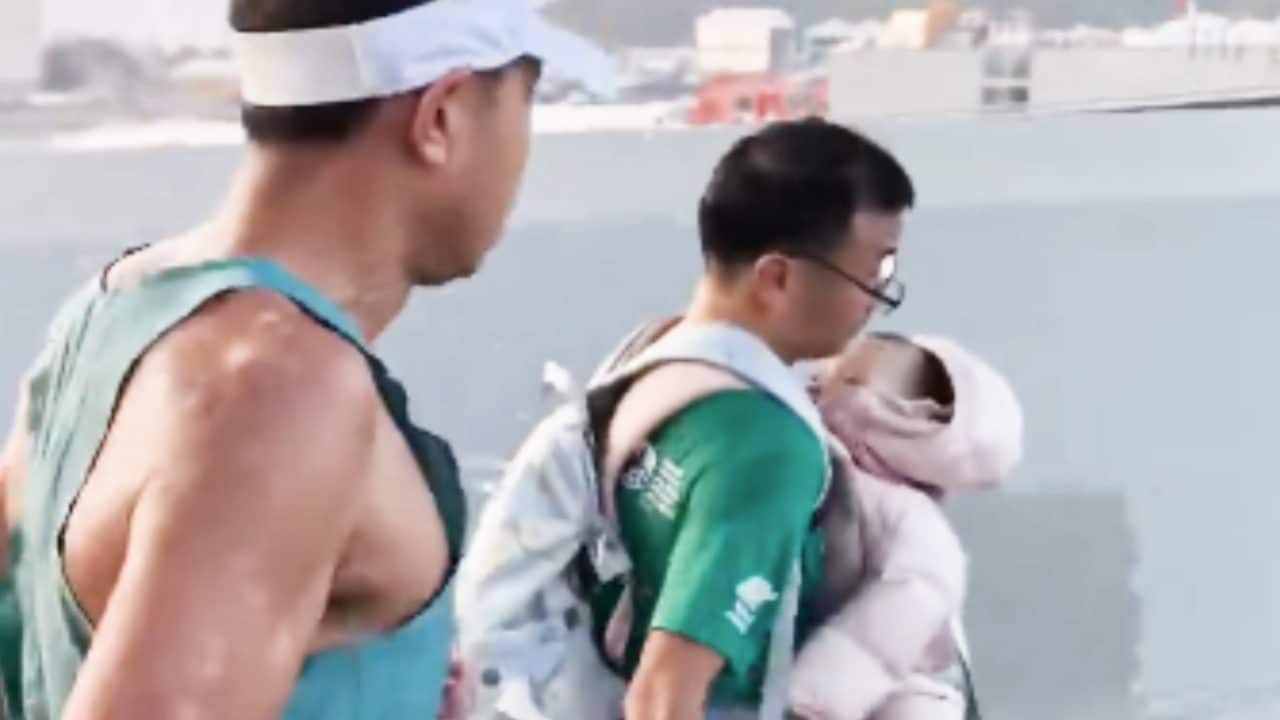 Corre la maratona di Hong Kong portando con sé un neonato: dopo 15 km arriva la brutta sorpresa