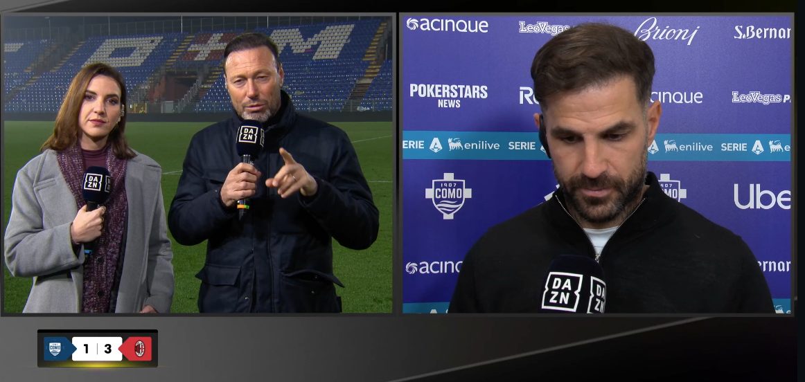 Il momento in cui Marcolin chiede a Fabregas se sia da rivedere la fase difensiva.