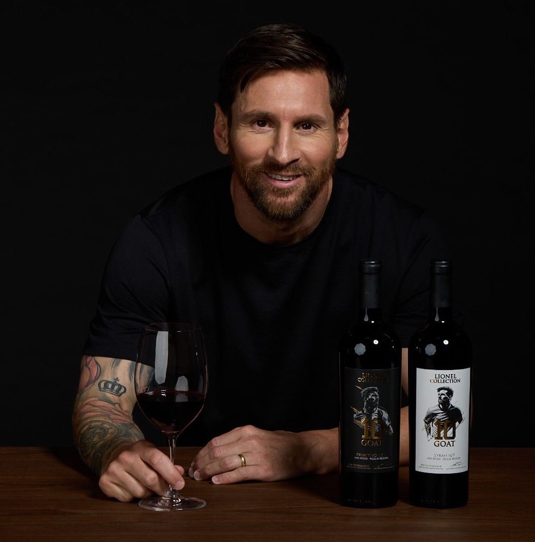 Leo Messi col vino cui ha associato il suo nome