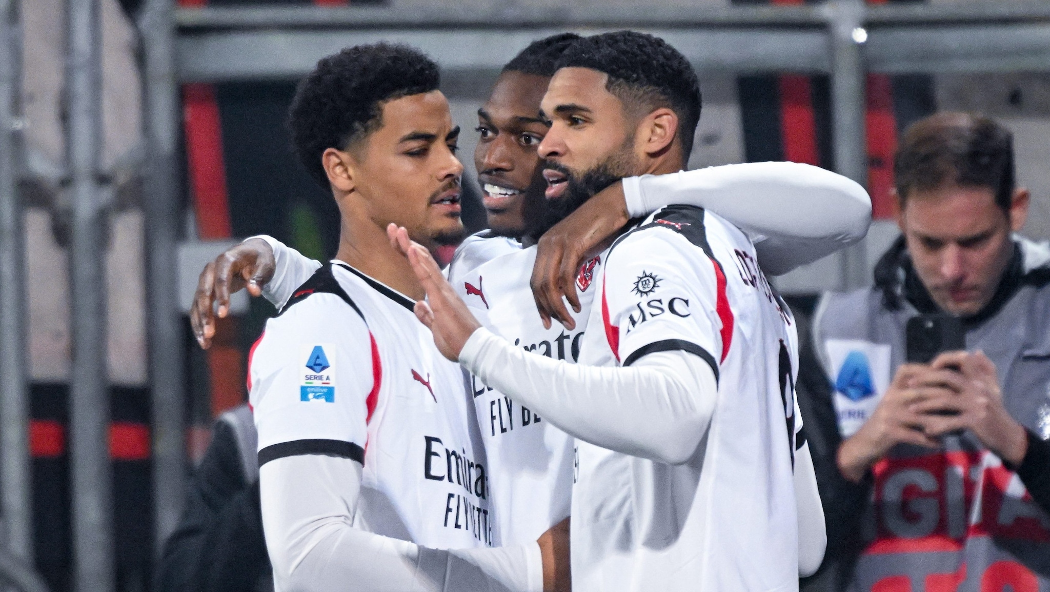 Il Milan batte il Cagliari e torna in vetta alla Serie A: Rafa Leao regala un dolce Capodanno ad Allegri