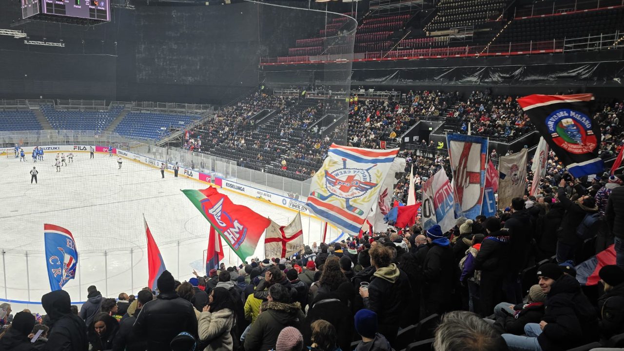 L'hockey su ghiaccio risorge a Milano: in 3 mila invadono il Santagiulia senza una squadra da tifare