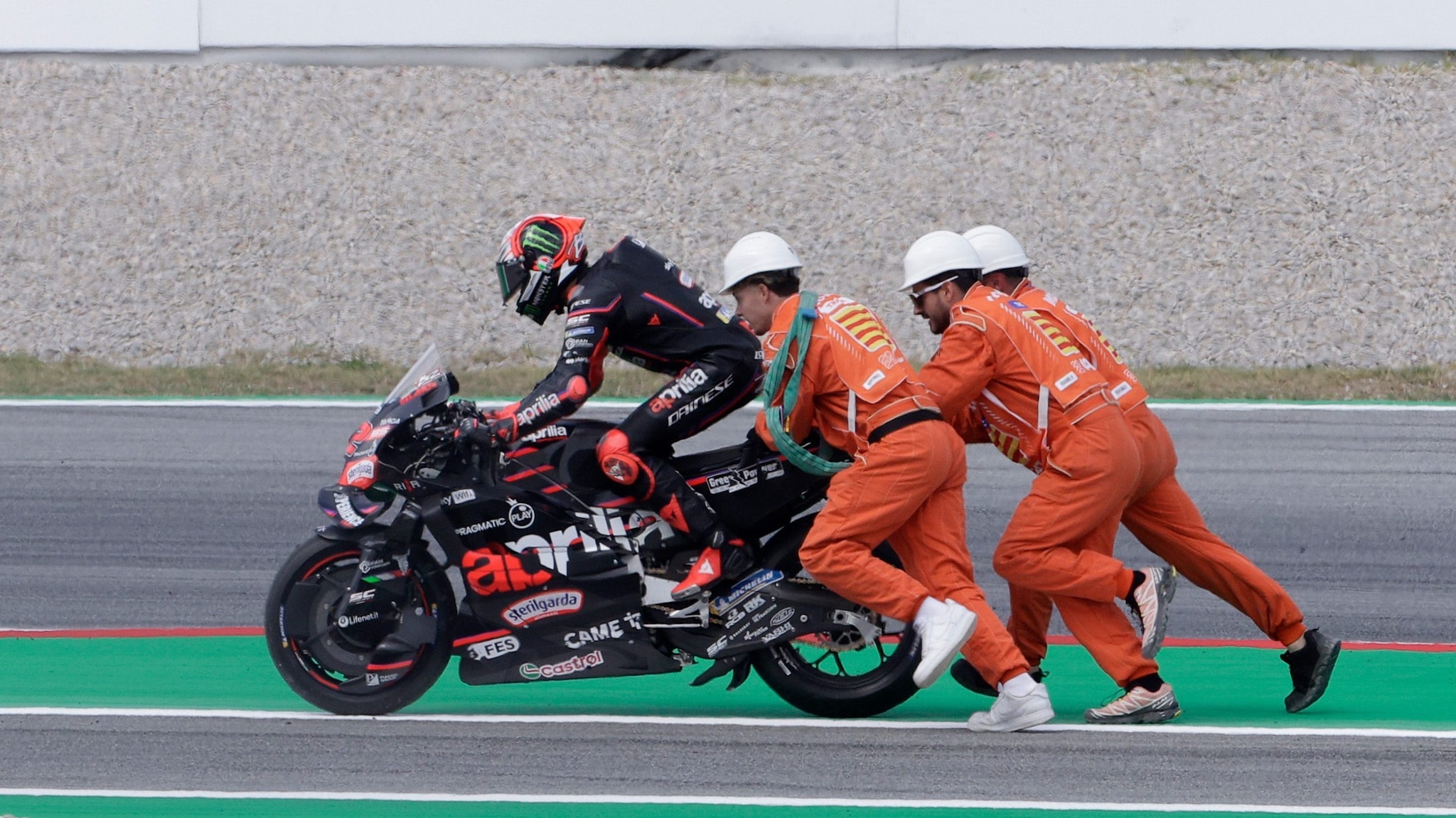 La MotoGP modifica la regola sulle cadute, sarà più complicato ripartire: come cambia il regolamento