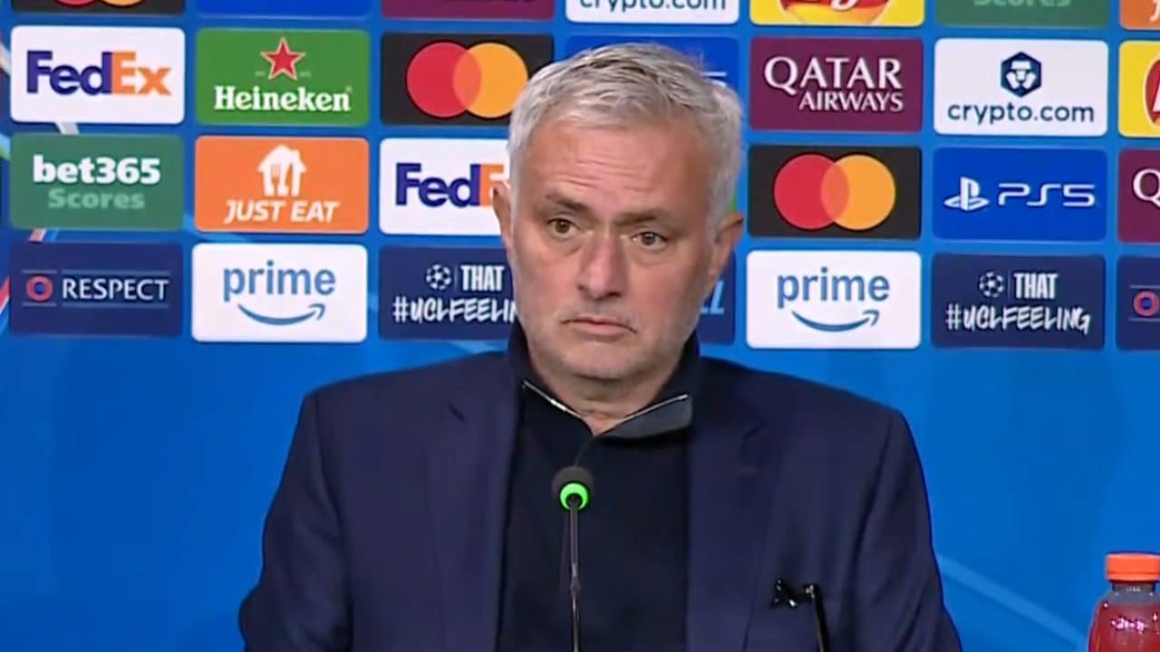 Mourinho sorprende tutti in conferenza stampa: "Se allenerei la Juve? Certo"