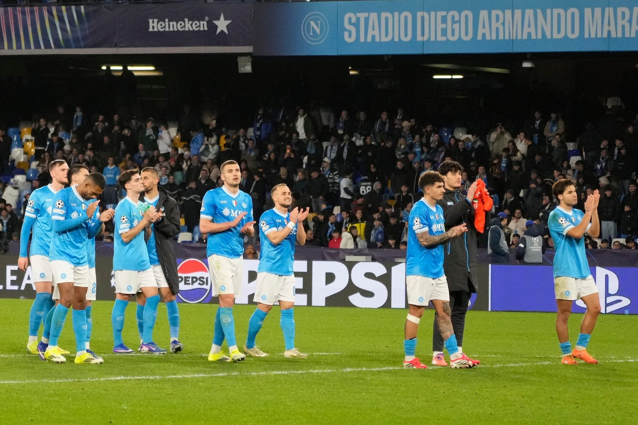 I calciatori del Napoli applaudono i tifosi sotto la curva alla fine del match perso col Chelsea