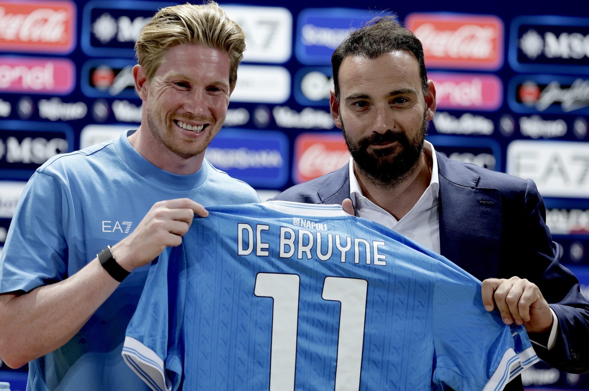 Il direttore sportivo, Manna, accanto a uno dei volti nuovi del Napoli, Kevin De Bruyne.