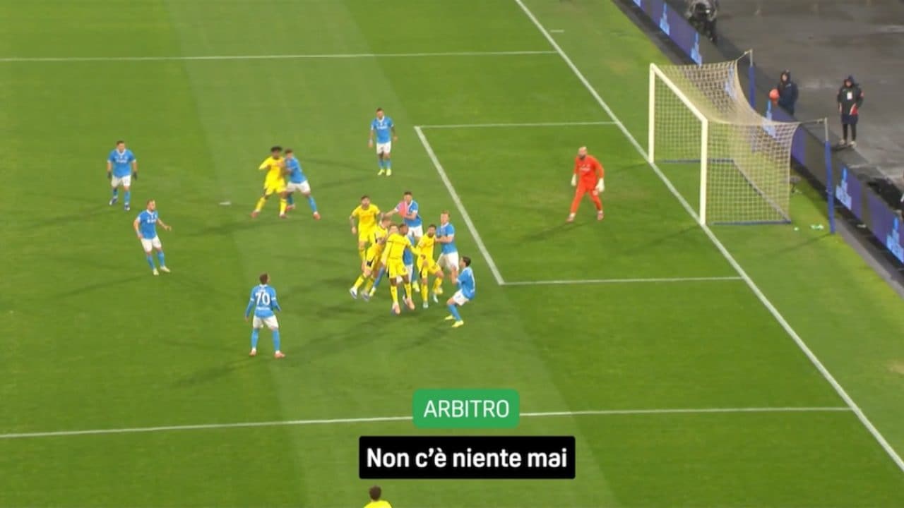 L'arbitro di Napoli-Verona sul rigore di Buongiorno: "Non c'è niente mai". La reazione in sala VAR