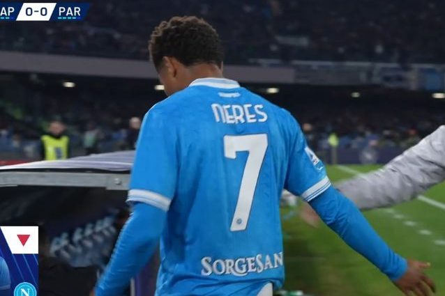 Il momento della sostituzione di David Neres al 90’ di Napoli–Parma