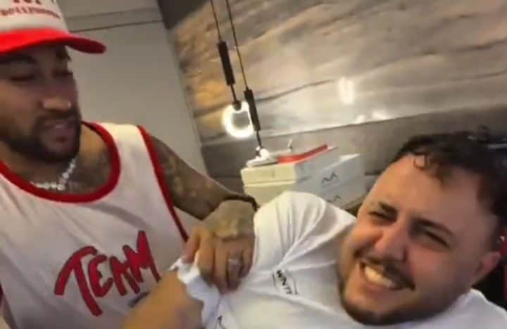 Neymar fa provare agli amici il trattamento da incubo subito al ginocchio: si contorcono dal dolore