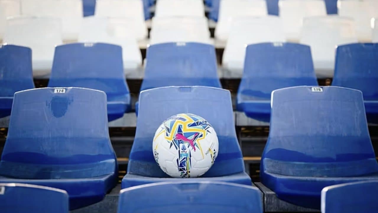 La Serie A abbandona il pallone arancione dopo le proteste: quando ritornerà quello bianco