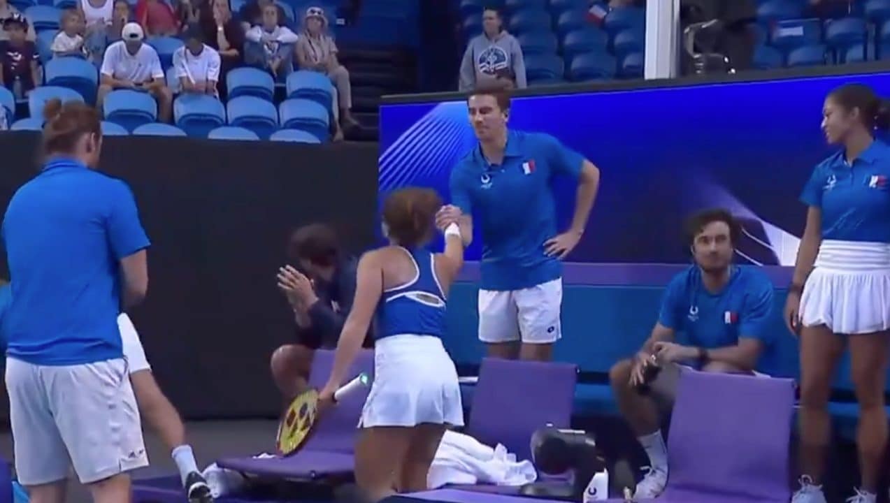 Tutti i francesi salutano Jasmine Paolini, tranne uno: Rinderknech, che si volta dall'altra parte