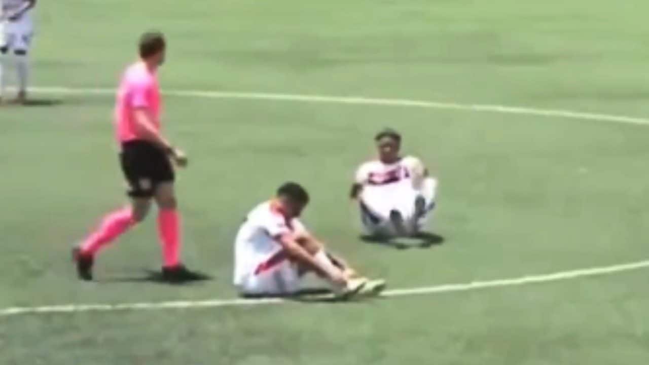 Partita interrotta perché i piedi dei calciatori stanno bruciando: cosa è successo