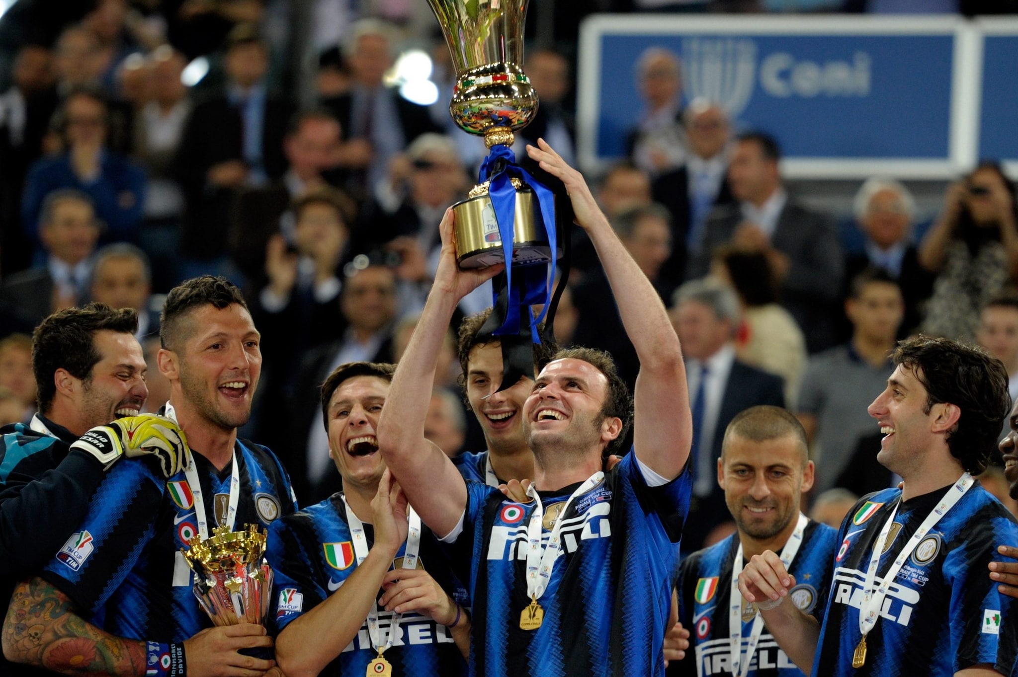 Pazzini solleva la Coppa Italia vinta nel 2011 con l’Inter battendo il Palermo in finale all’Olimpico