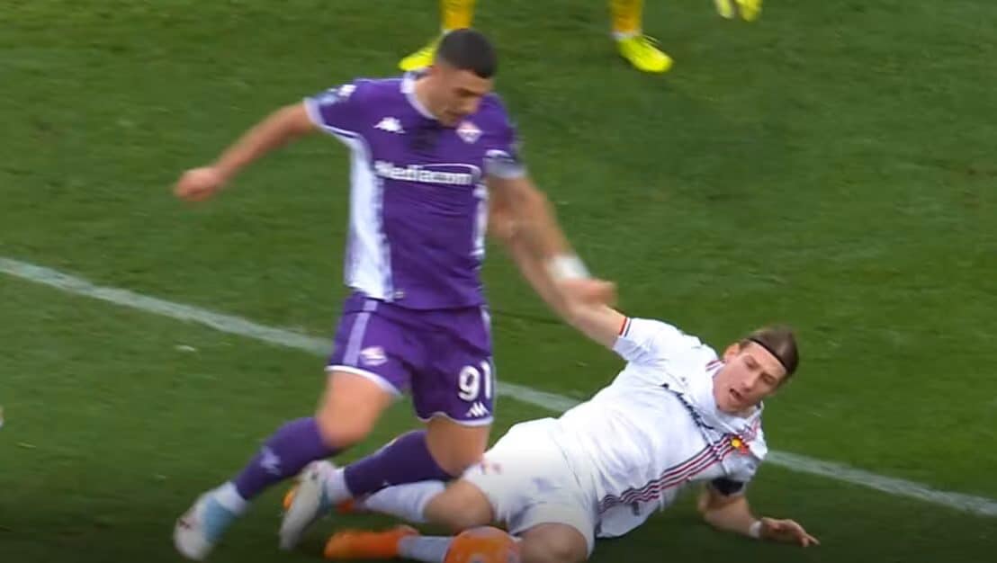 Baschirotto frana su Piccoli che tocca il difensore: per il VAR è del viola il primo fallo