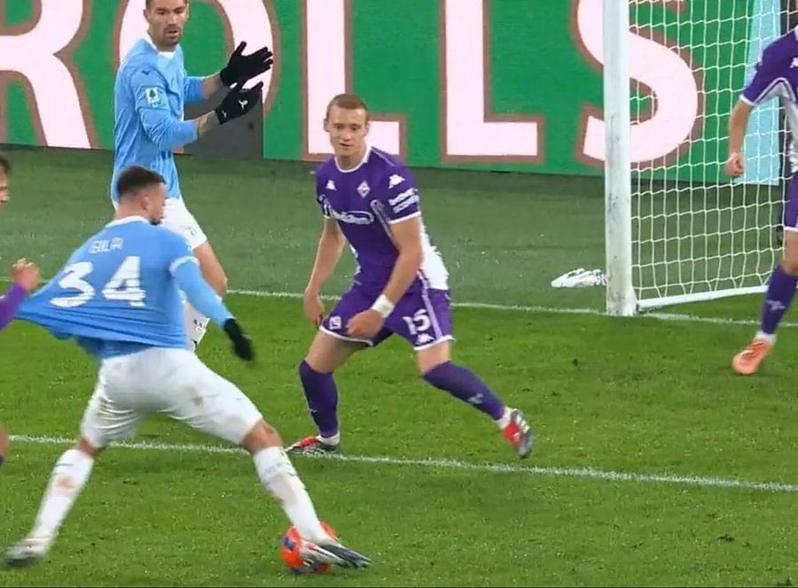 L’evidente trattenuta su Gila non fischiata da Sozza e non vista dal VAR in Lazio–Fiorentina