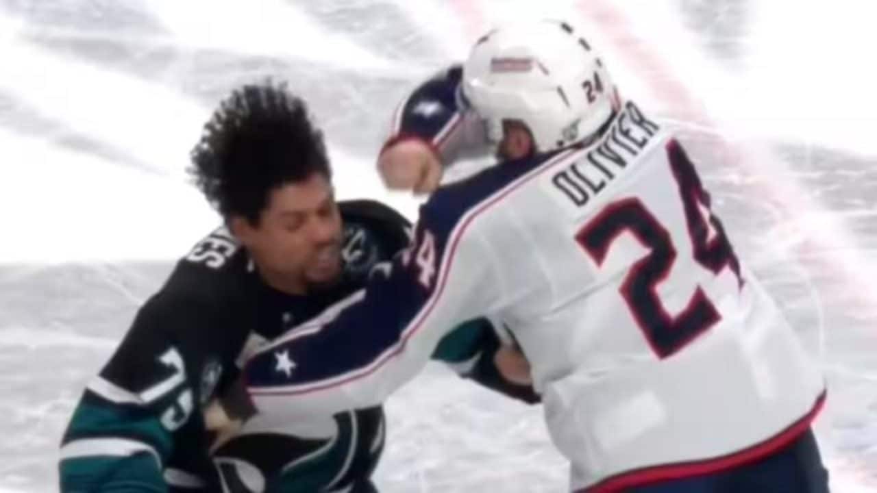 Rissa brutale in NHL, Reaves messo KO da Oliver: pugni e sangue sul ghiaccio, quando l’hockey diventa boxe