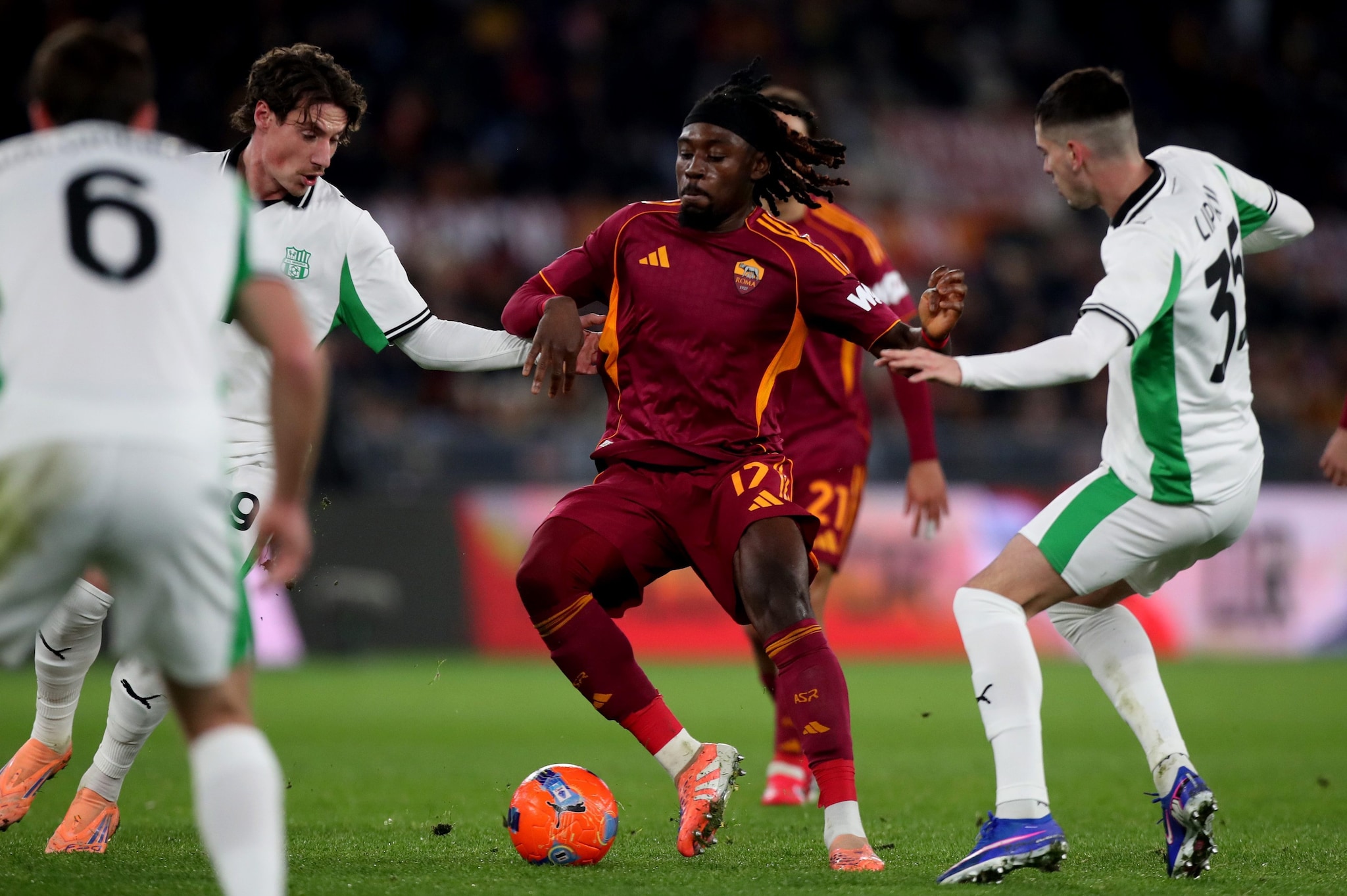 La Roma vince 2-0 contro il Sassuolo ma perde Ferguson per infortunio: giallorossi in emergenza