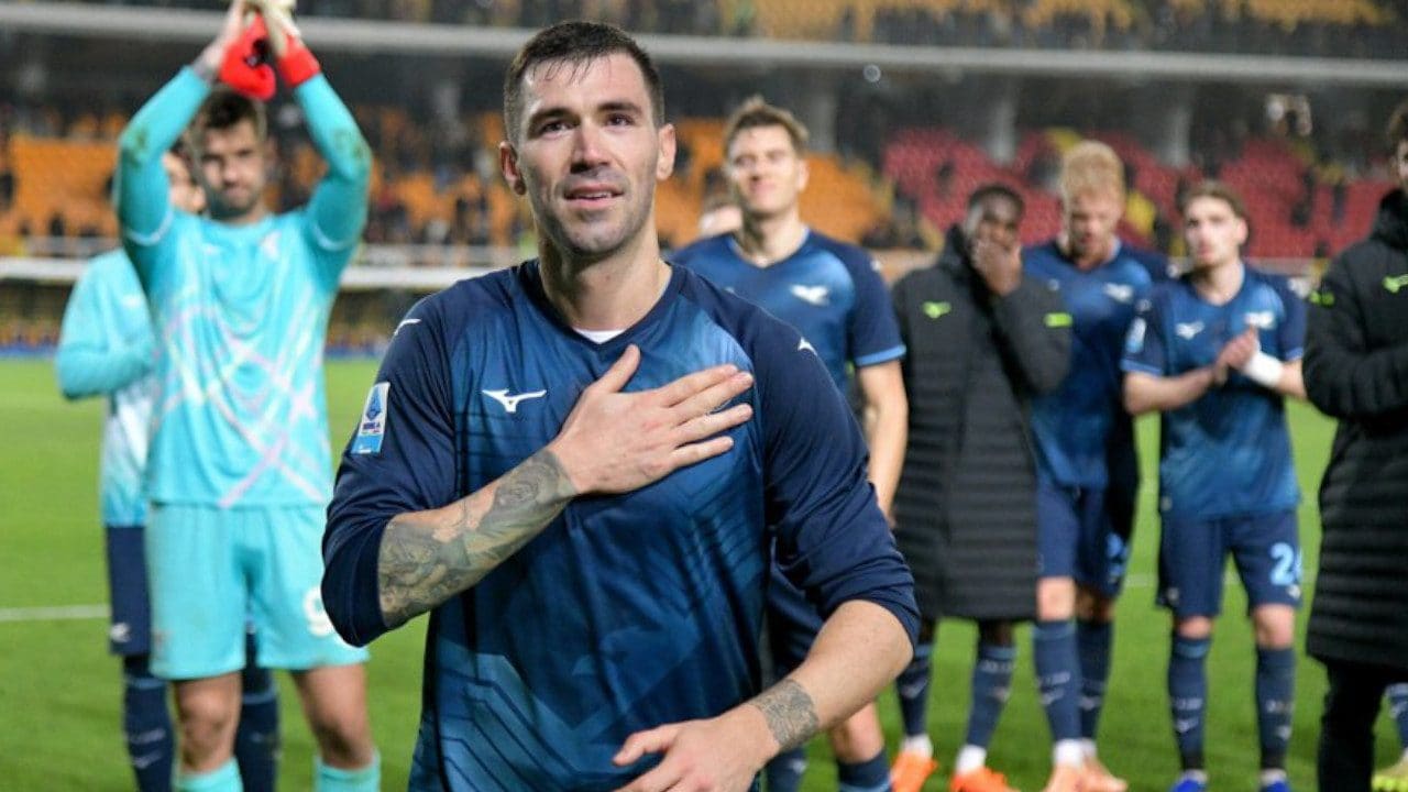 Romagnoli saluta i tifosi prima dell'addio, la Lazio rende tutto surreale: "Mai stato sul mercato"