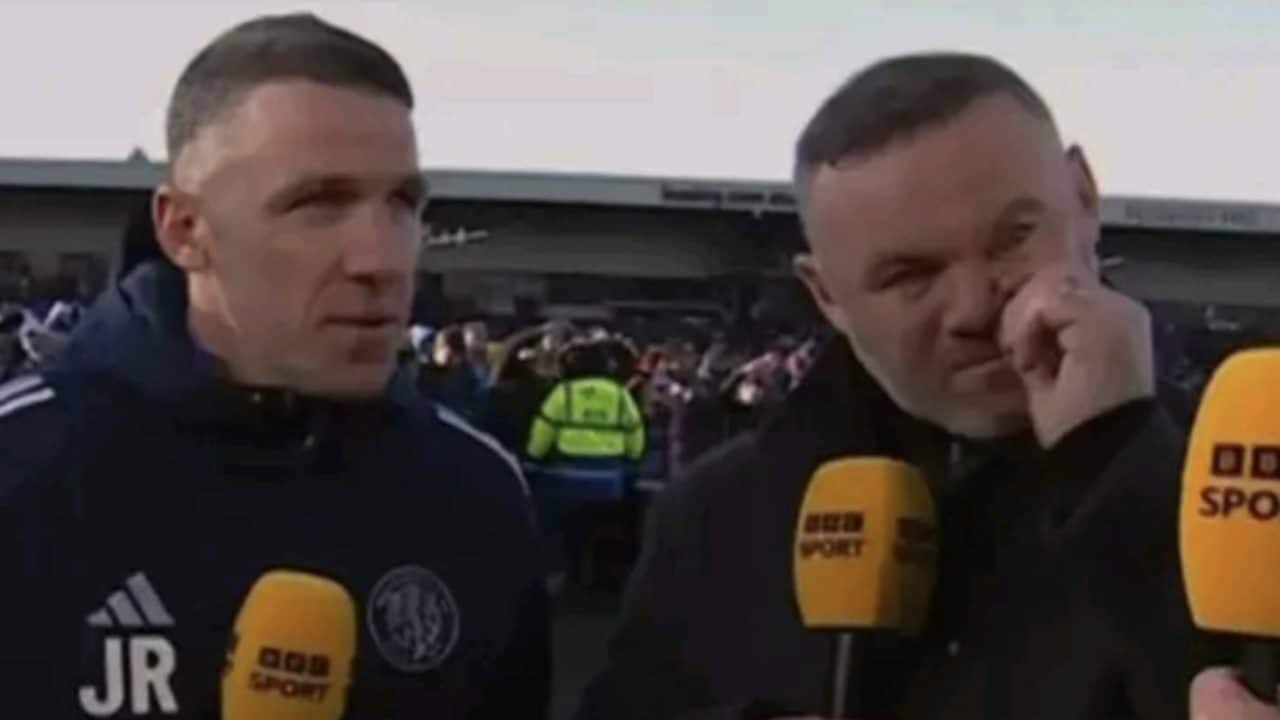 Rooney vede suo fratello e si commuove in diretta tv: ha appena scritto la storia del calcio