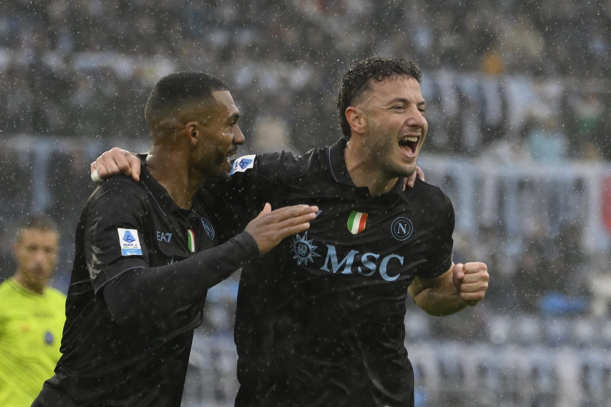 Il Napoli batte la Lazio, finale infuocato all'Olimpico con tre espulsioni: Conte a -1 dal Milan