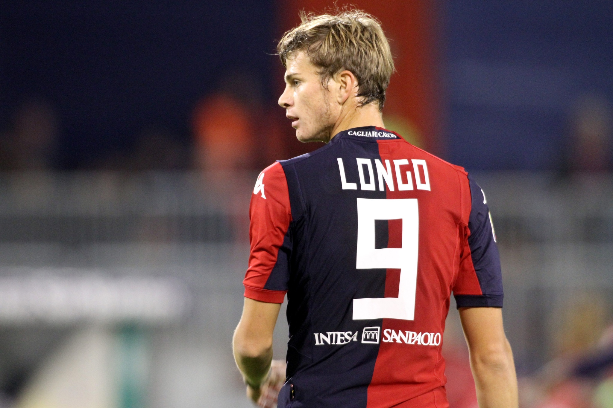 Longo con la maglia del Cagliari.