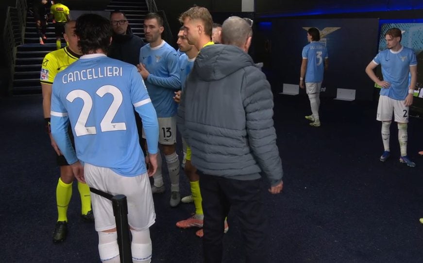 Il momento in cui anche Sarri si avvicina all’arbitro.