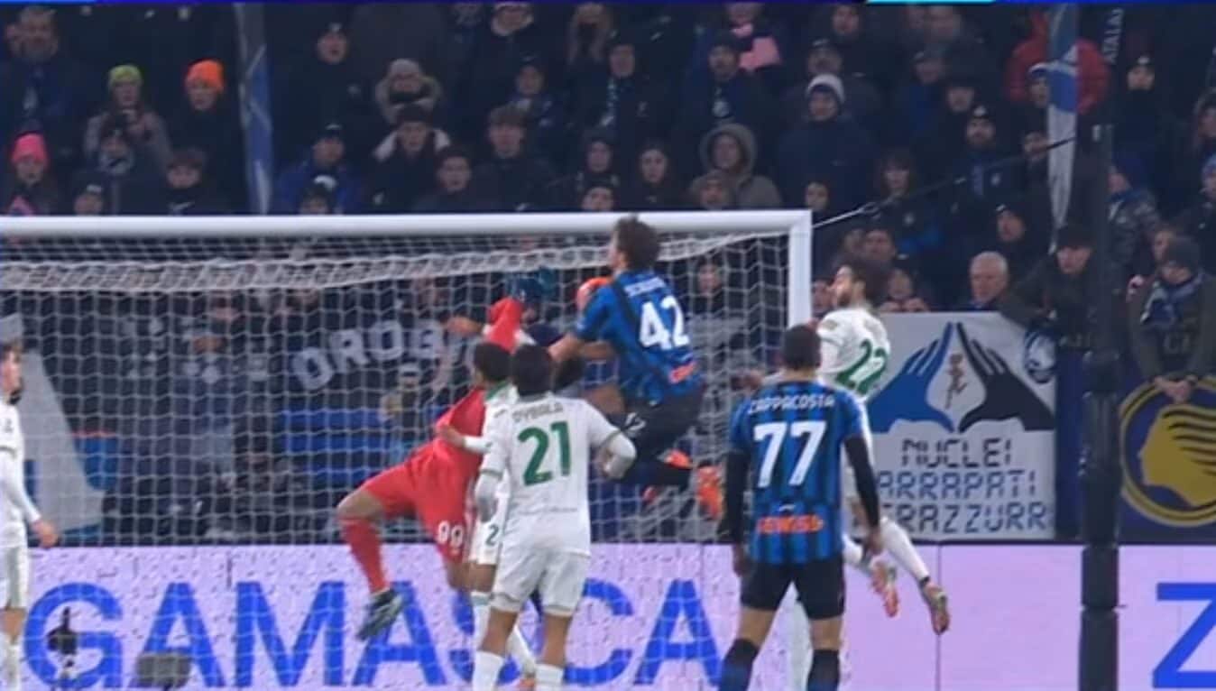 Il contatto, dubbio, tra Svilar e Scalvini in occasione del vantaggio dell’Atalanta
