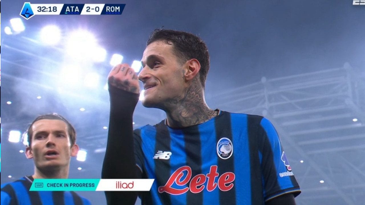 VAR sotto accusa in Atalanta-Roma: dubbi sul gol di Scalvini, attesa infinita sul fuorigioco di Scamacca