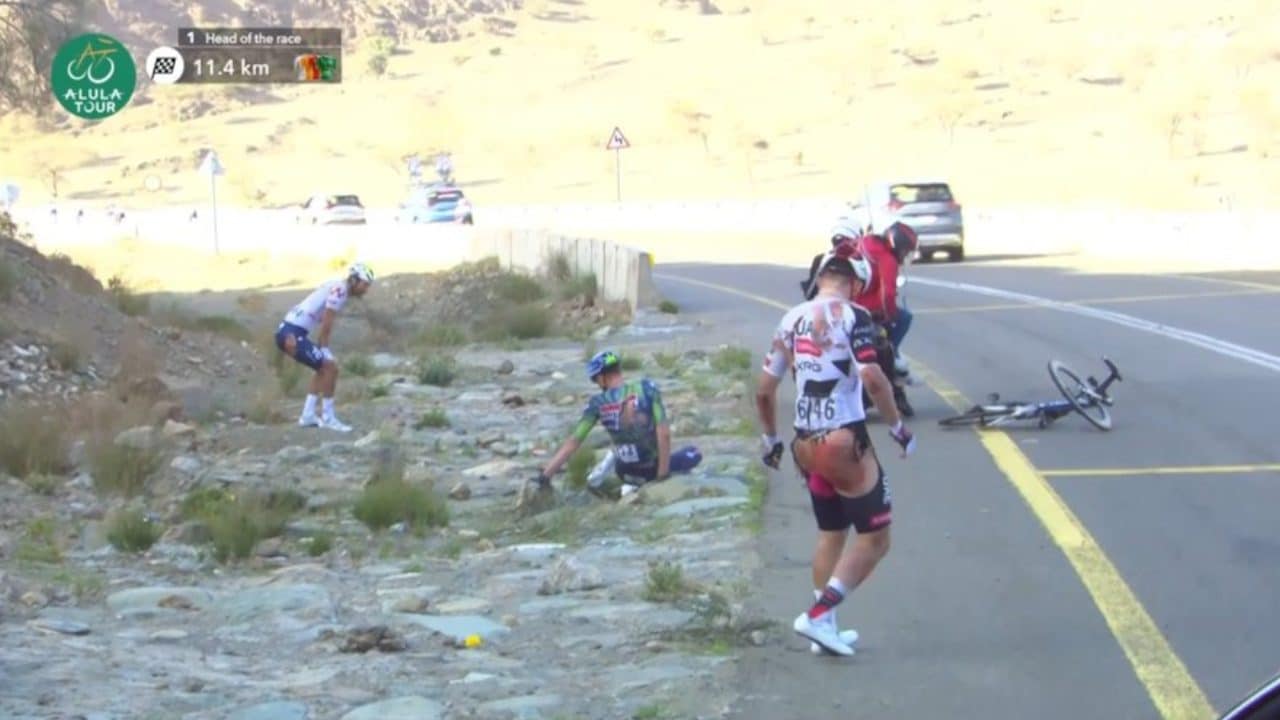 Dalla polvere dell'AlUla Tour spunta la sagoma di Davide Stella: sanguinante e senza pantaloncini