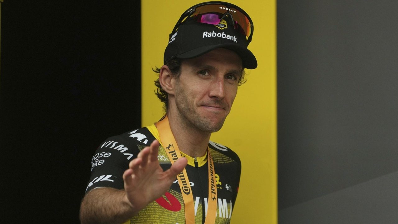 Simon Yates si ritira a 33 anni, sette mesi fa aveva vinto il Giro d'Italia: "Molti saranno sorpresi"