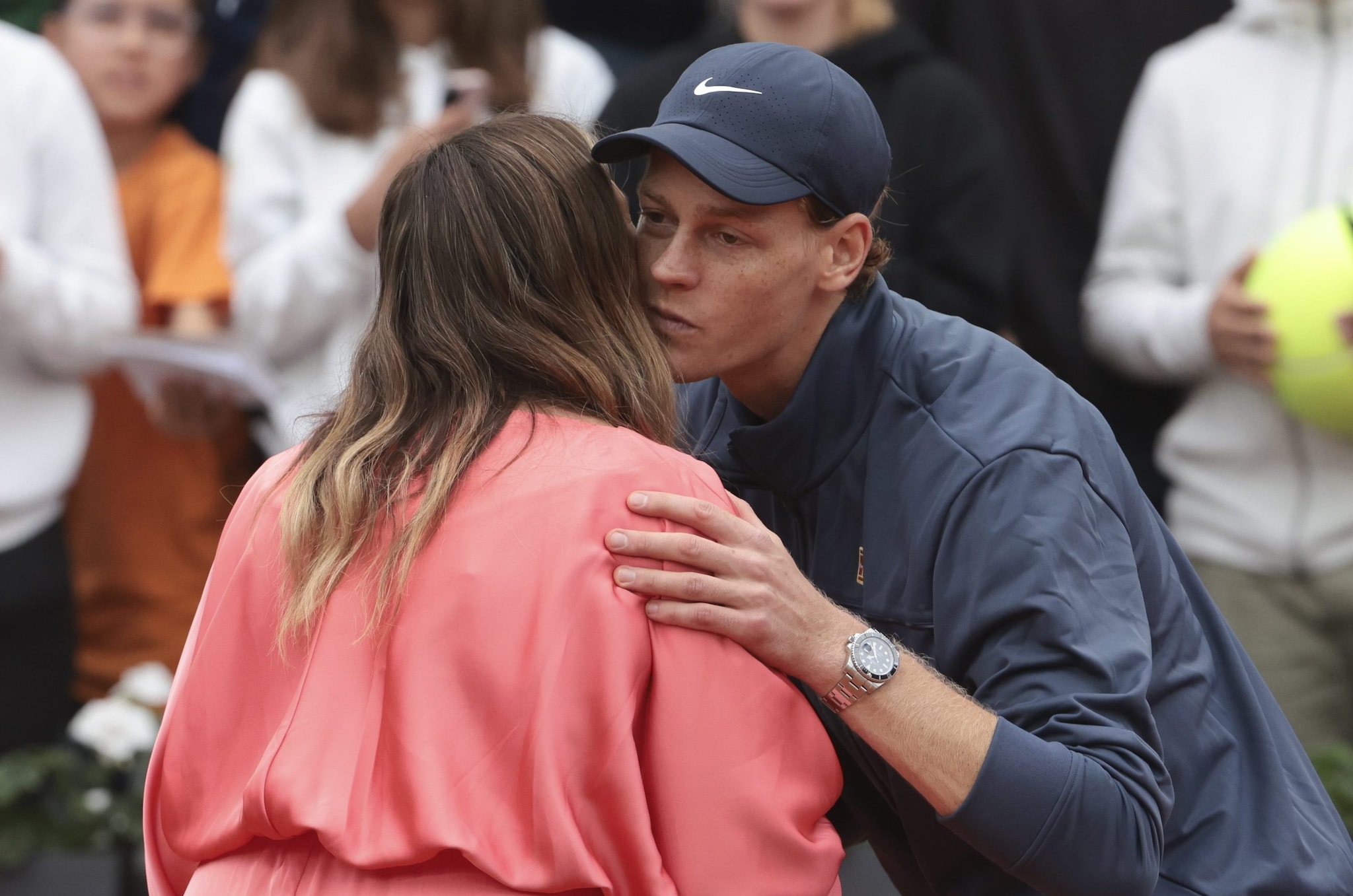 Jannik Sinner bacia Marion Bartoli dopo l’intervista fatta dopo il suo primo turno al Roland Garros 2025