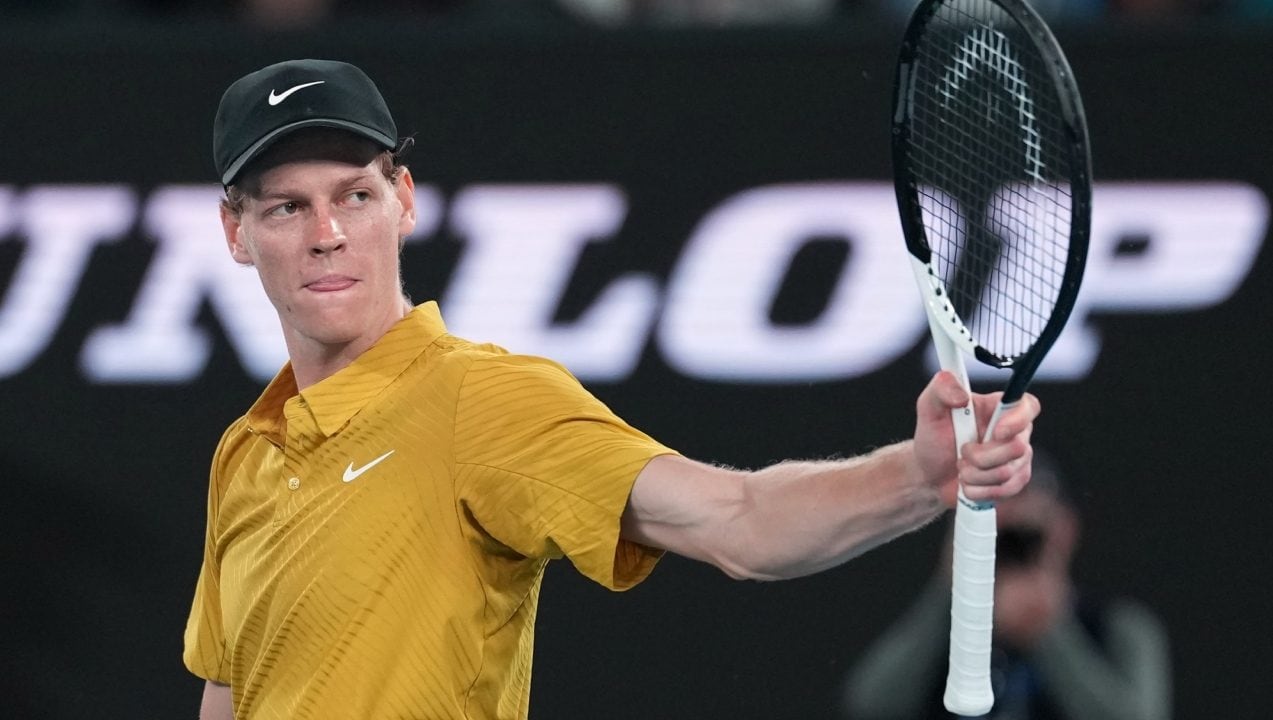 Sinner ai quarti degli Australian Open, Darderi battuto 6-1 6-3 7-6: Jannik affronterà Ruud o Shelton