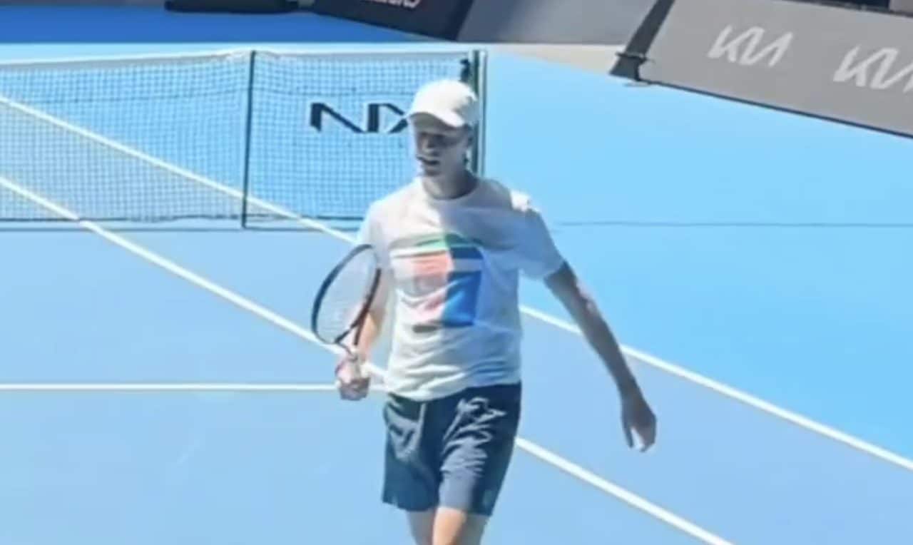 Sinner irritato sui campi degli Australian Open, gli scappa una parolaccia: il mistero della racchetta