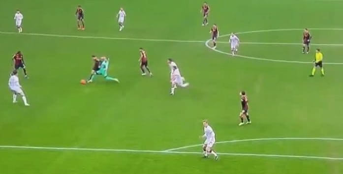 Skorupski esce in maniera folle ma il rosso diretto confermato col VAR fa discutere