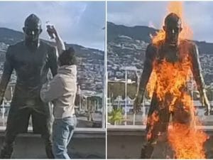 statua-ronaldo-in-fiamme-2-300x225.jpg