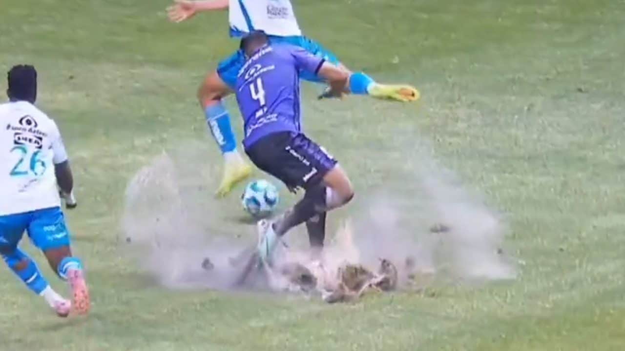 Lo stato allarmante di uno degli stadi che ospiterà i Mondiali: i giocatori sprofondano nell'erba