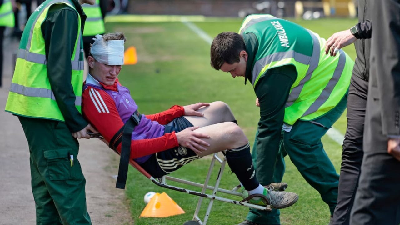 Un tifoso lancia un seggiolino e sfigura un calciatore, 18 mesi di carcere: orrore in Scozia