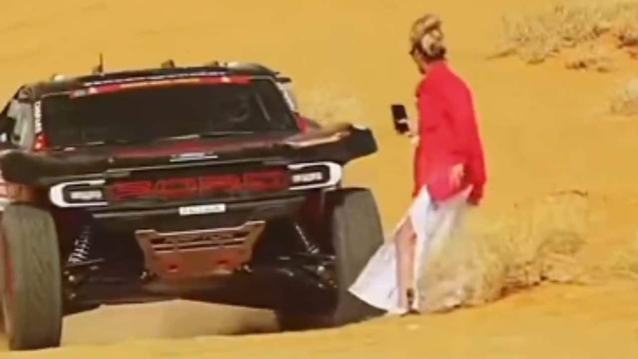 Tragedia sfiorata alla Dakar, si ritrova davanti un'influencer: la prontezza del pilota evita il dramma