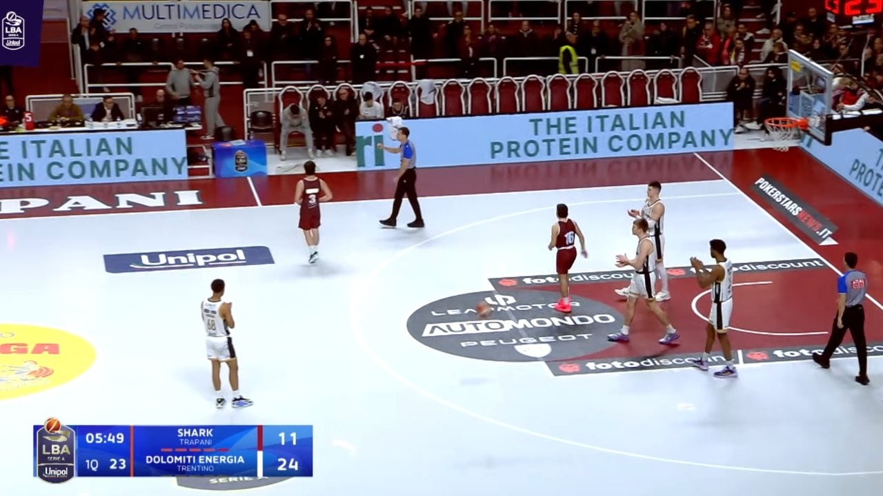 Trapani Shark, la 'farsa' si ripete con Trento e il match dura 5 minuti: il pubblico urla "fuori fuori"