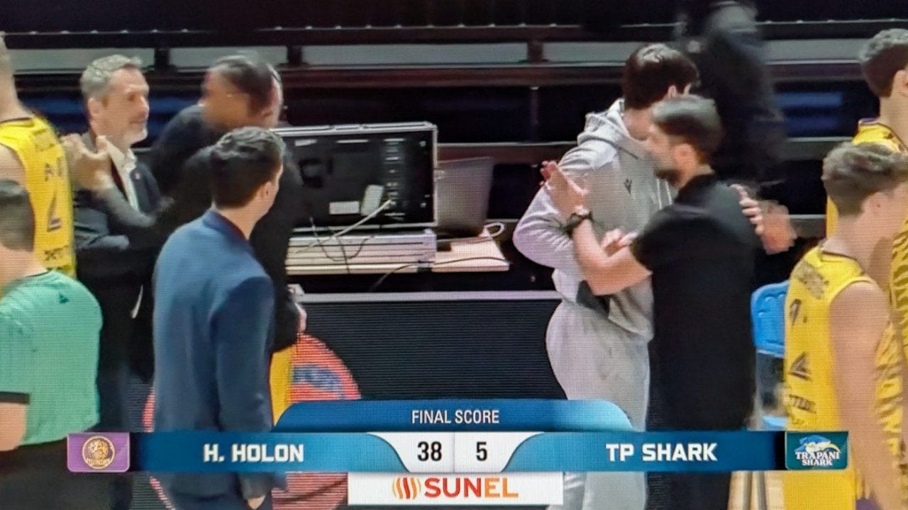 La partita surreale di Trapani: gara sospesa dopo 7', squadra esclusa dalla Basketball Champions League