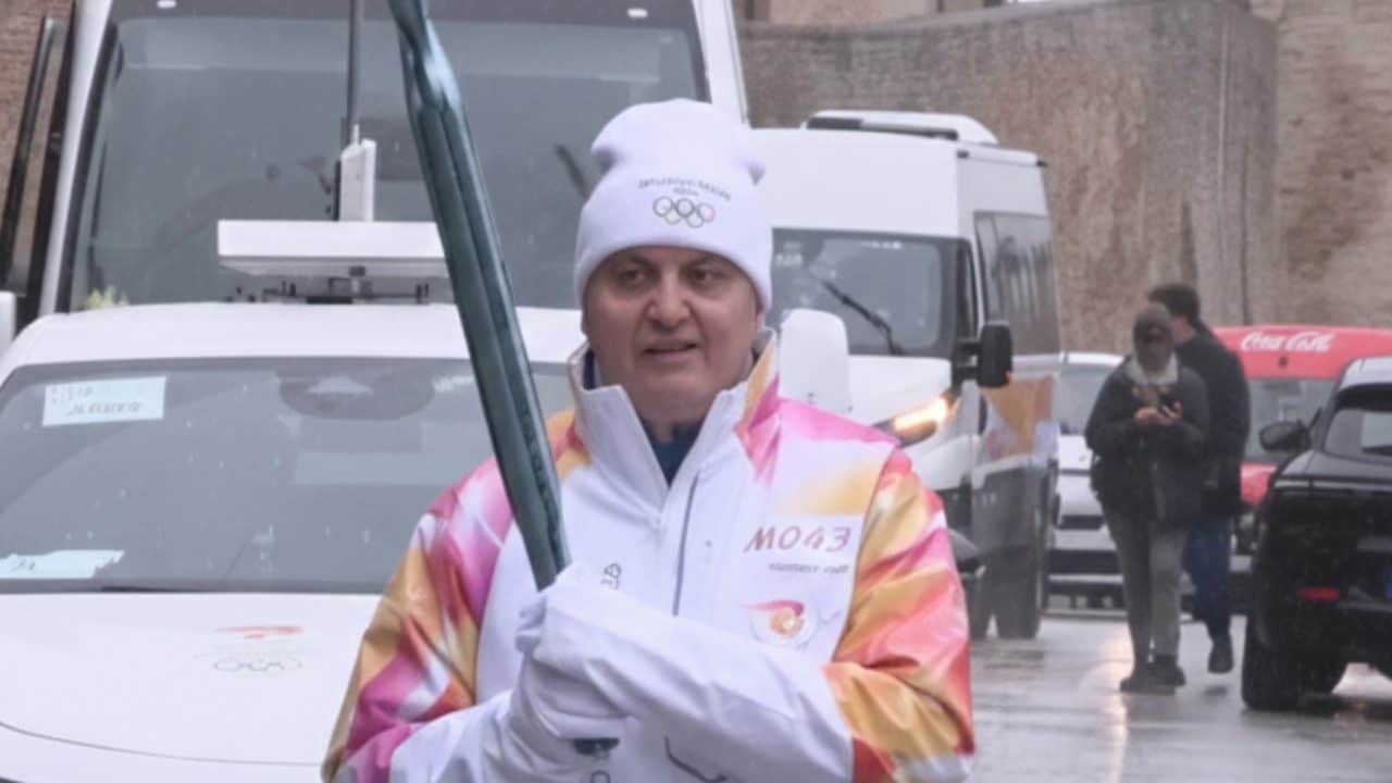 Perché tra i tedofori di Milano-Cortina 2026 c'è persino l'Uomo Gatto ma non tanti campioni olimpici