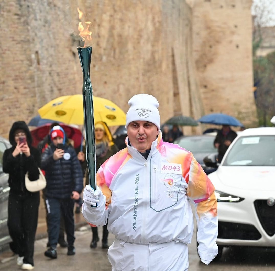 L’Uomo Gatto porta la fiaccola olimpica di Milano Cortina