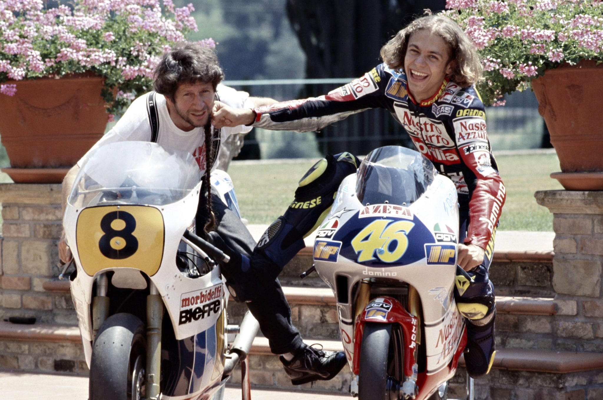 Un giovanissimo Valentino Rossi col padre Graziano, anche lui pilota: un duo che sembrava inossidabile