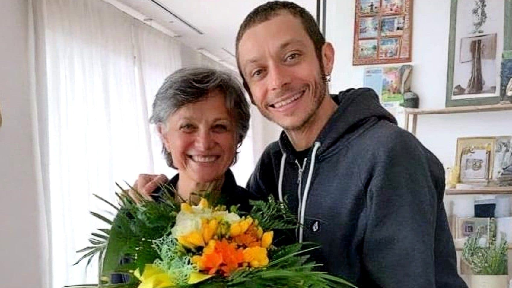 La mamma di Valentino Rossi sulla faida col padre: "Una storia molto brutta da quando c'è quella donna"