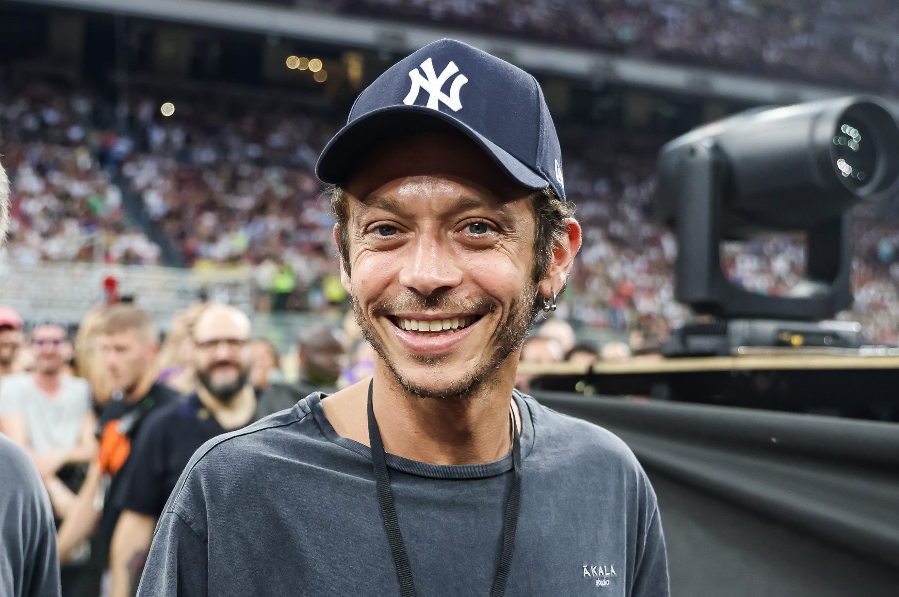 Valentino Rossi oggi corre sulle quattro ruote, ha appena confermato il suo sodalizio con la BMW