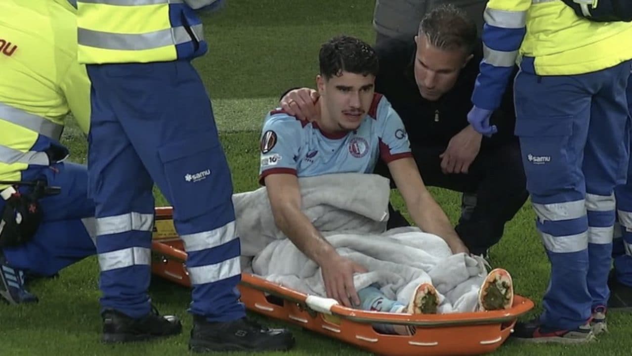 Van Persie assiste sconvolto all'infortunio del figlio: portato via in barella davanti ai suoi occhi