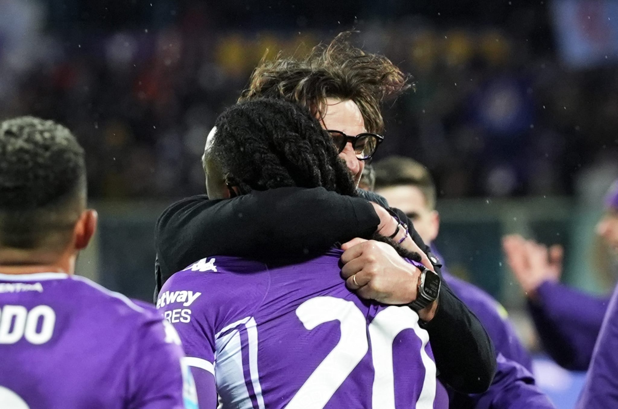 L’abbraccio tra Paolo Vanoli e Moise Kean dopo il gol decisivo segnato in Fiorentina–Cremonese