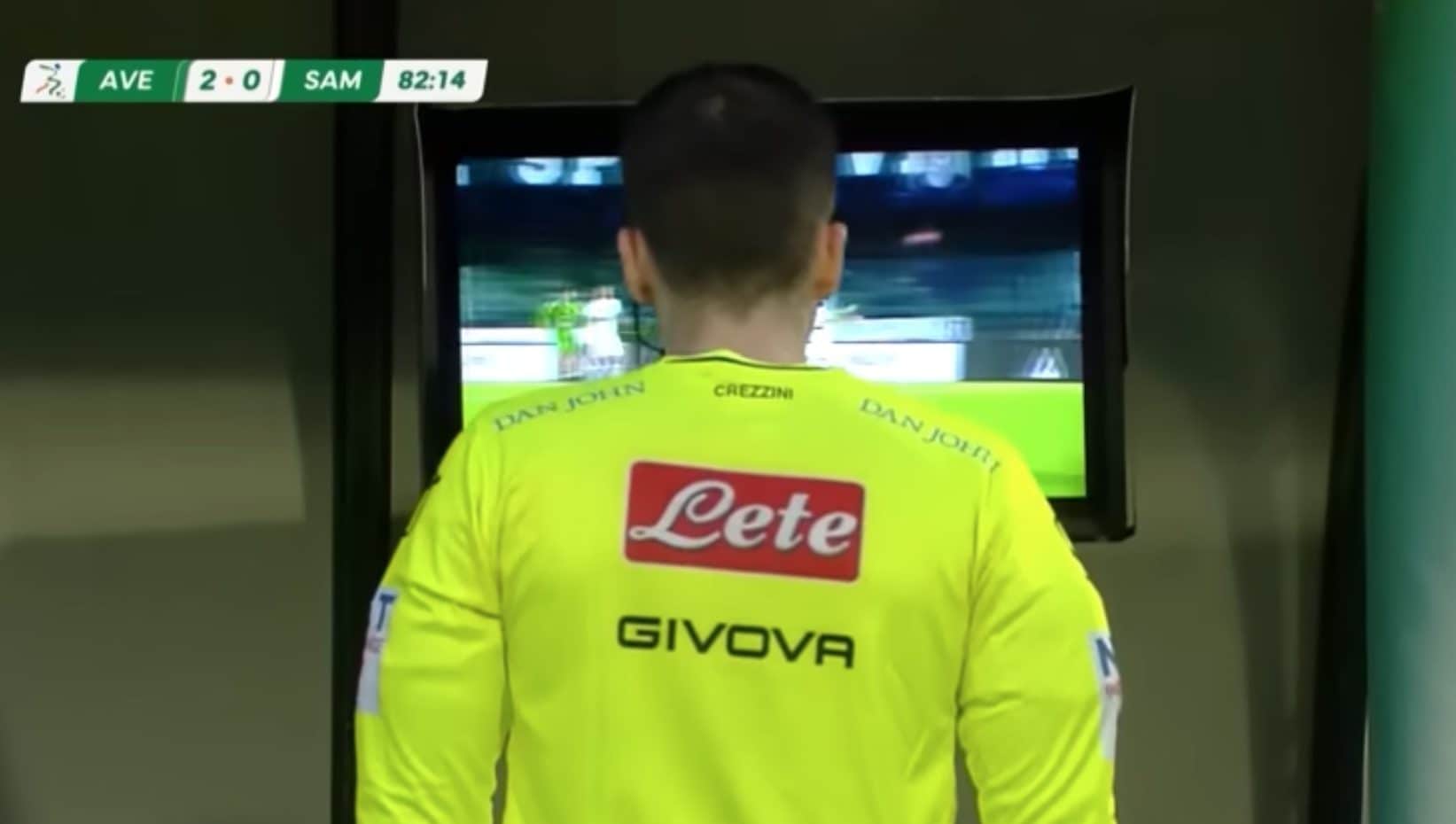 La review infinita al VAR in Avellino-Sampdoria: per 28 volte l'arbitro vede sempre la stessa cosa